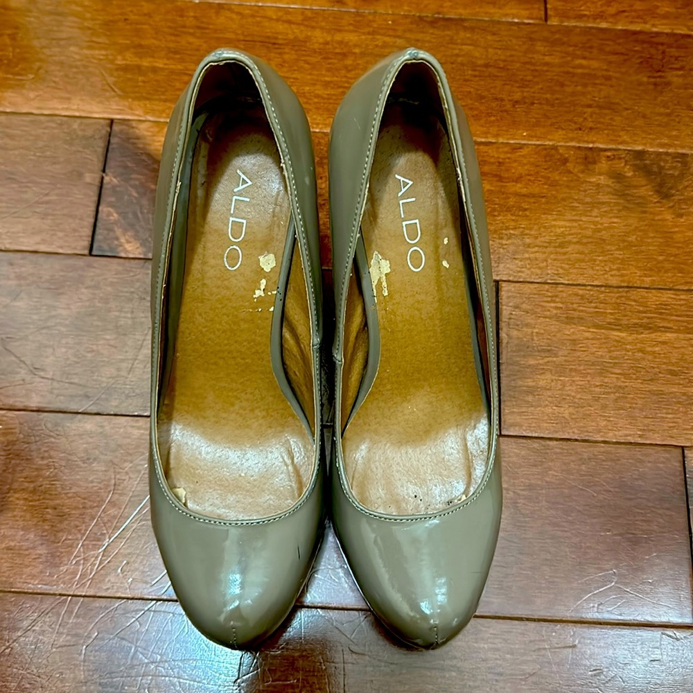 Aldo platform patent leather shoes. Size 6.